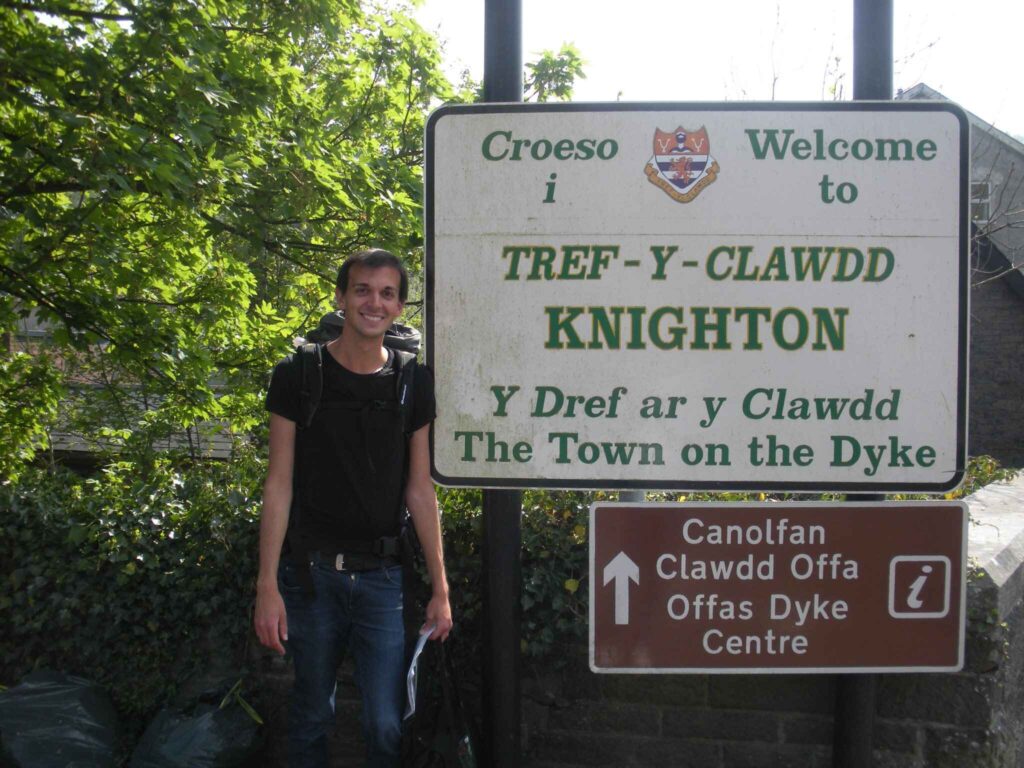 A sign that says "Welcome to Knighton" in English, and "Croeso i Tref-y-Clawdd" in Welsh.